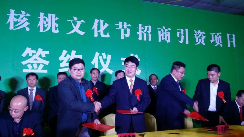 仟億達層與汾陽市政府代表市秘書長魏向華簽約現(xiàn)場 仟億達層與汾陽市政府代表市秘書長魏向華簽約現(xiàn)場