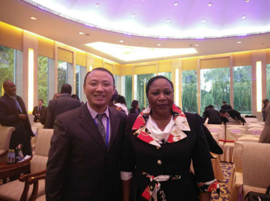 仟億達龐總(左一)與幾內亞外交部部長Hadja Makale Camara合影  仟億達龐總(左一)與幾內亞外交部部長Hadja Makale Camara合影
