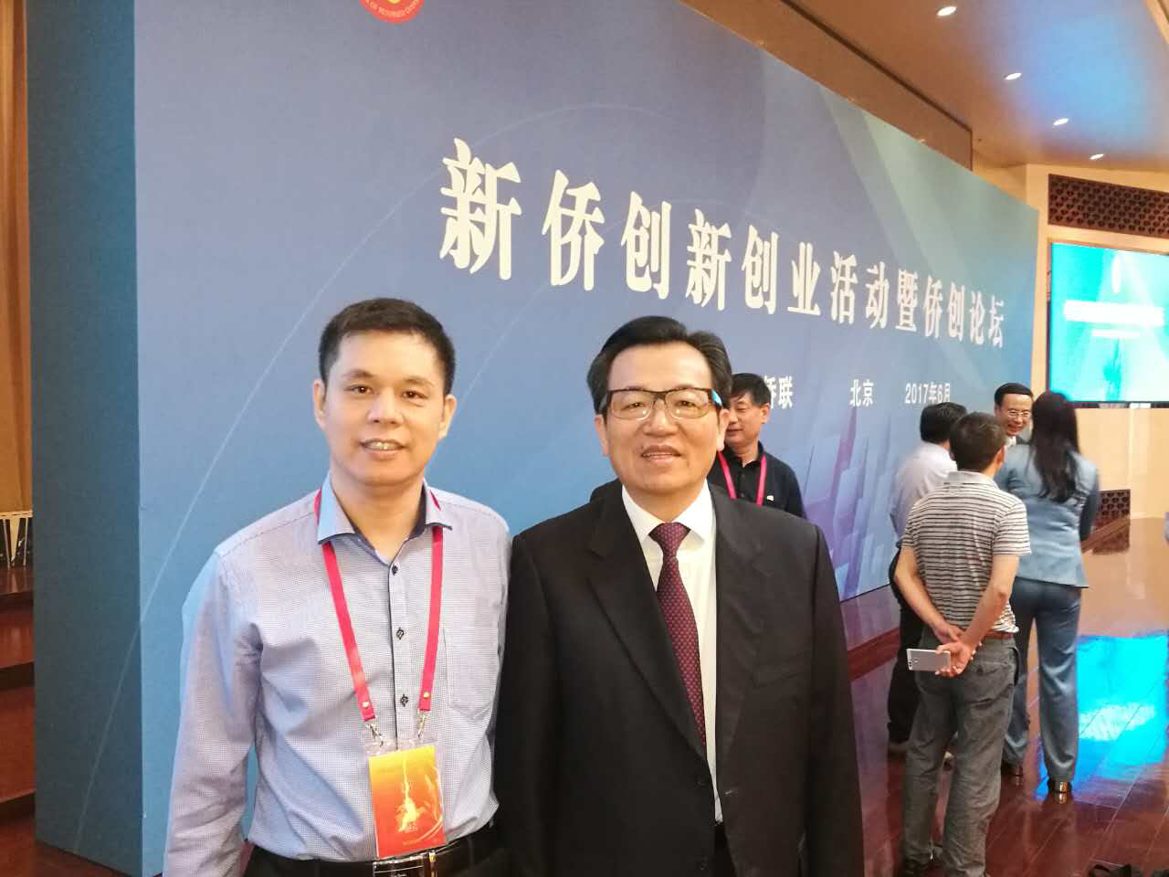 仟億達集團董事長鄭兩斌(左)與中國僑聯(lián)副主席李卓彬(右) 仟億達集團董事長鄭兩斌(左)與中國僑聯(lián)副主席李卓彬(右)